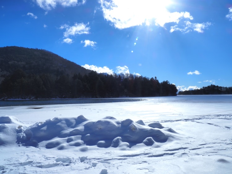 [相片1]栃木县奥云湖汤野湖的冬季壮丽景色冬季结冰的湖面和不会因温泉流动而结冰的湖面边界令人惊叹不知为何，堆积起来的雪团也尘土飞扬这是我想留给未来的风景
