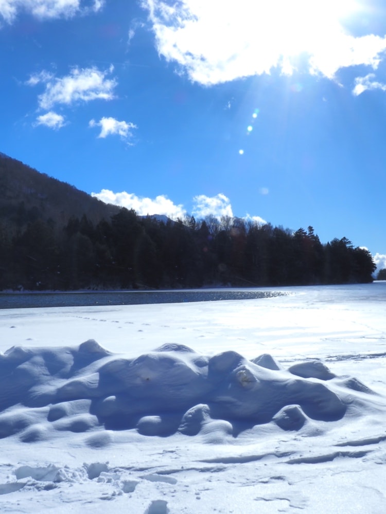 [Image1]Winter superb view of Lake Okunikko Yuno in Tochigi PrefectureThe surface of the lake that freezes i