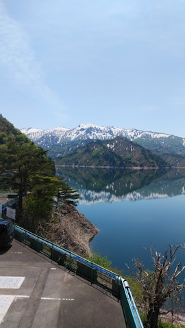 [이미지1]후쿠시마 현의 아이즈 지역 골든 위크 여행. 우연히 지나간 휴게소는 타고쿠라 댐과 타고쿠라 호수였습니다. 댐과 호수가 펼쳐져 있고, 호수 표면에 반사 된 눈과 섞인 산은 매우 아름