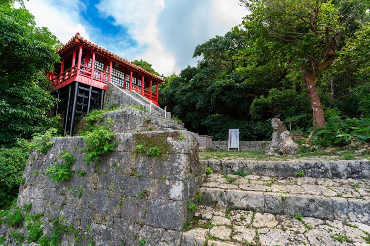 [相片1]末吉神社我去了那霸市首里末吉的“末吉神社”。它是与我上次介绍的南上神社相同的八家琉球公司之一。我认为它是八大神社中最具影响力的神社。不幸的是，一切都在冲绳战役中崩溃了，但它得到了恢复。礼拜堂位于一片小