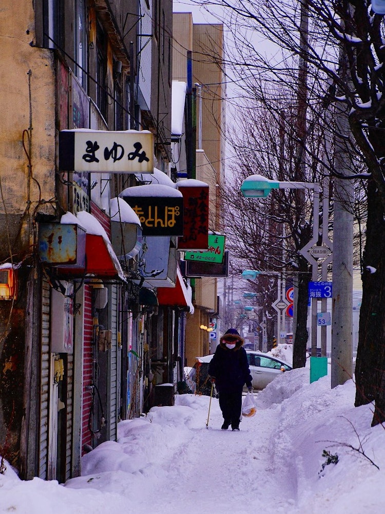 [Image1]It is a street corner view of Abashiri in winter. I felt nostalgic when people on their way home fro