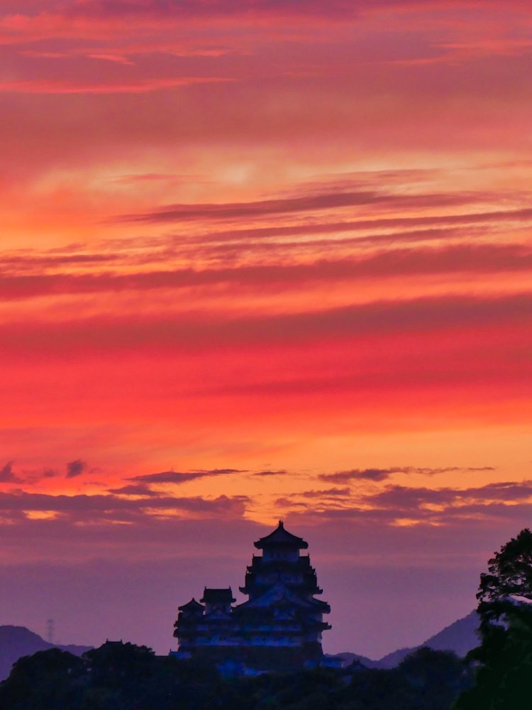 [Image1]It is the moment of sunrise of Himeji Castle on August 30, 2022.On this day, the sky was dyed orange