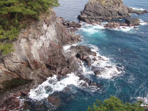 [이미지1]니시키가우라아타미의 명승지 중 하나. 이즈의 입구인 우오미자키의 남쪽에서 약 1km에 걸쳐 절벽이 계속되는 명승지입니다. (우오미자키 ~ 니시키가우라 ~ 소가우라는 약 2km)해가