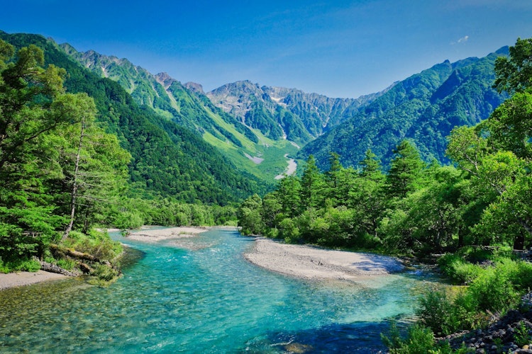 [画像1]夏の長野県の上高地です。川底が見える程の透明度の高い梓川。 緑が生き生きと繁る山々。 絵に描いたような美しいシーンでした。