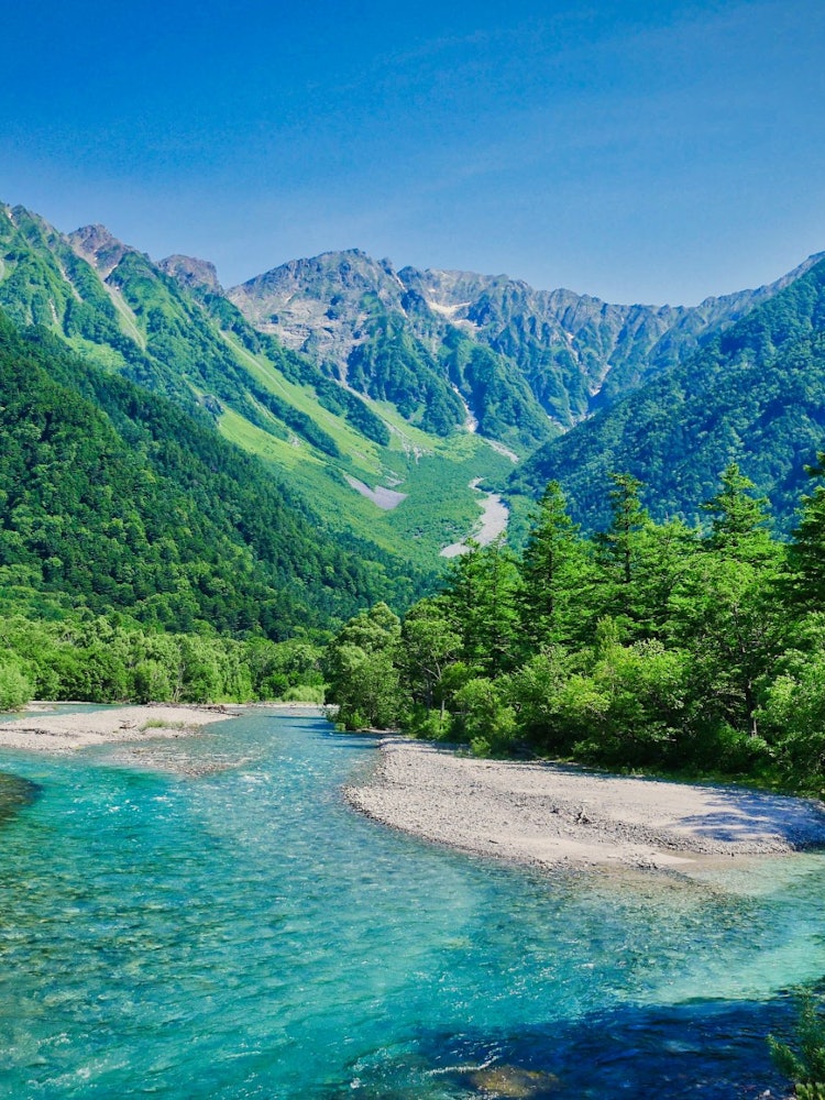 [Image1]It is Kamikochi in Nagano Prefecture in summer.The Azusa River is so transparent that you can see th