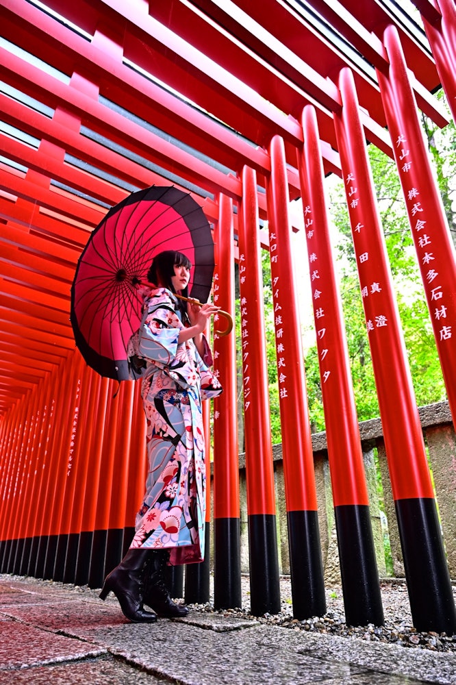 [相片1]我在爱知县犬山市的犬山城拍摄了肖像。 我们决定在Harizuna神社的鸟居门与和服合作！ 红色的日本伞闪闪发光！