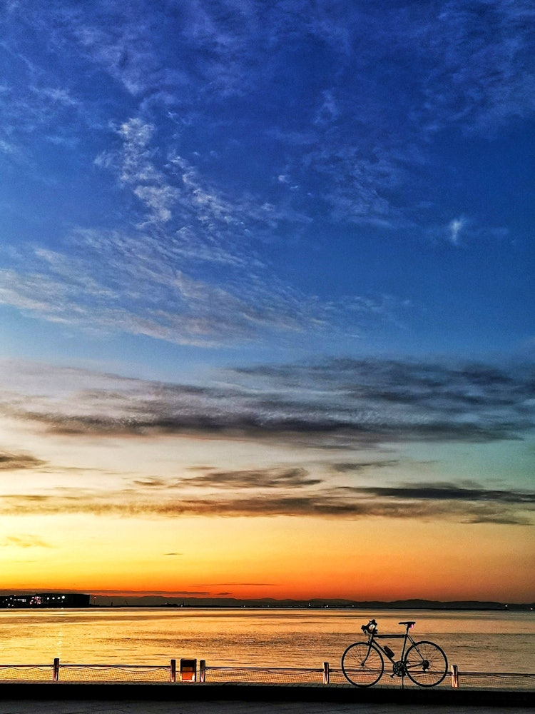 [이미지1]새벽의 몽환적인 색...고베의 메리켄 워프에서 촬영한 사진입니다.