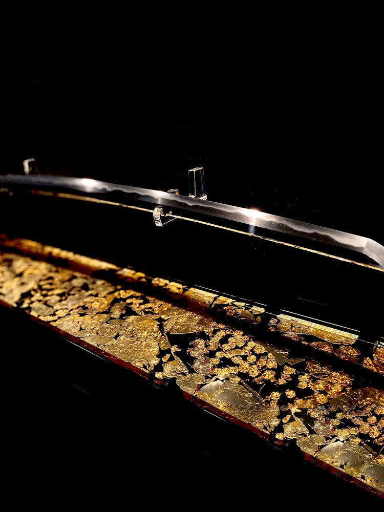 [画像1]大切に受け継がれてきた日本の美、日本刀。この刀は、大阪冬の陣の前年の1613年に作られました。日本刀は斬る道具として語られがちですが、息を呑む緊張感の上になり立つその美しさこそが日本刀の魅力です。名刀