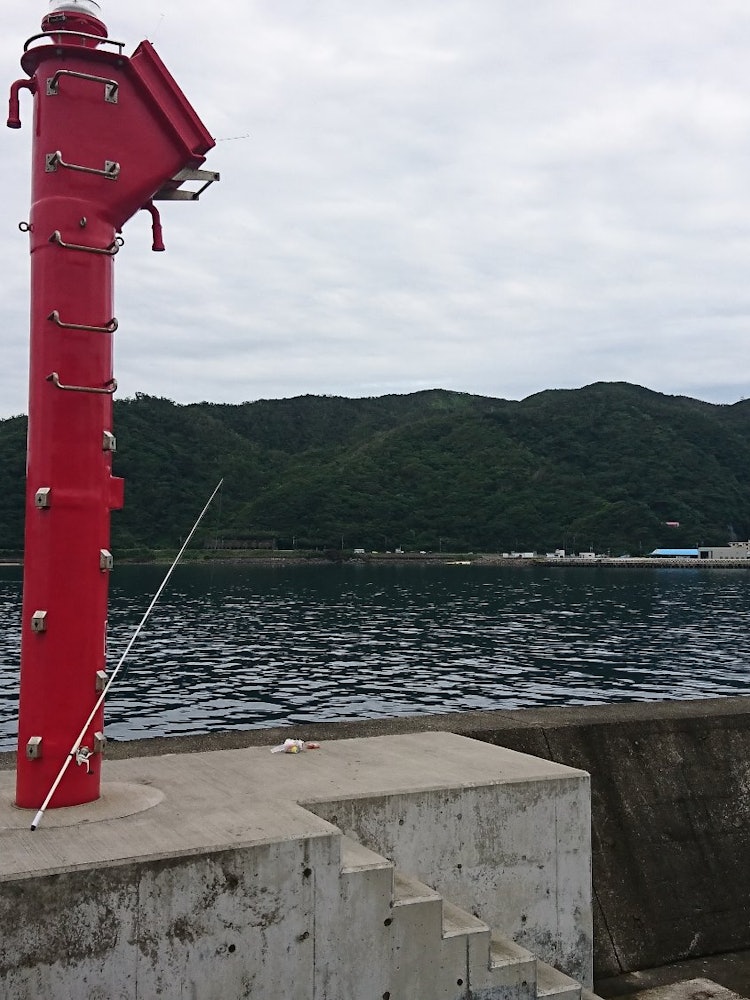 [相片1]鹿兒島縣奄美大島市那瀨的紅色燈塔。 島上附近有海洋，是🎣釣魚愛好者的好地方。