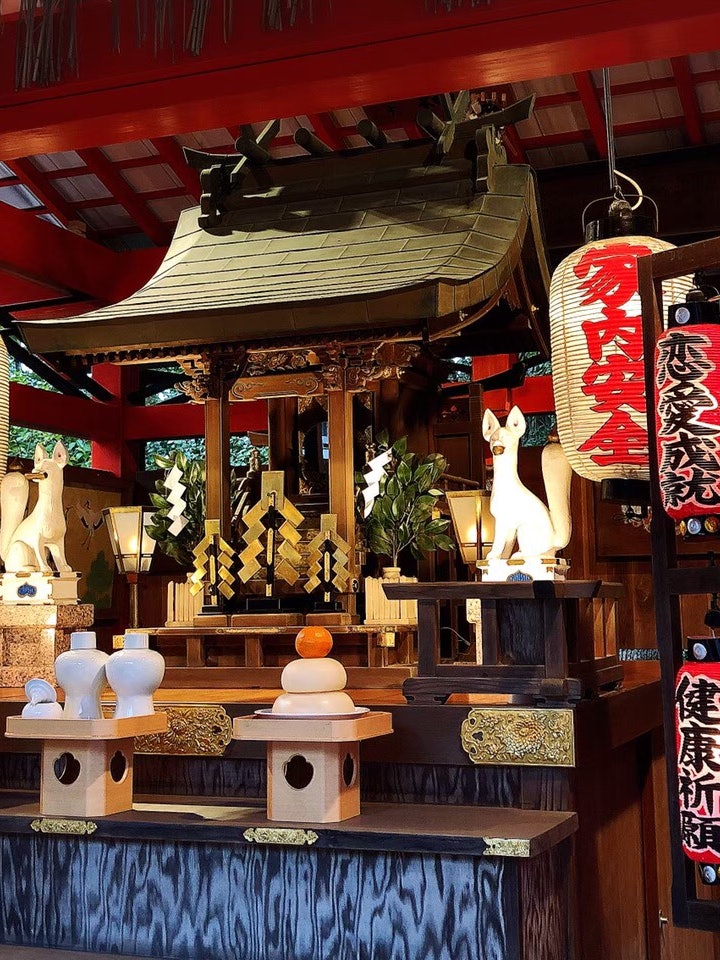[Image1]It is a landowner shrine. It is known as a shrine of matchmaking, and its love fortune telling stone