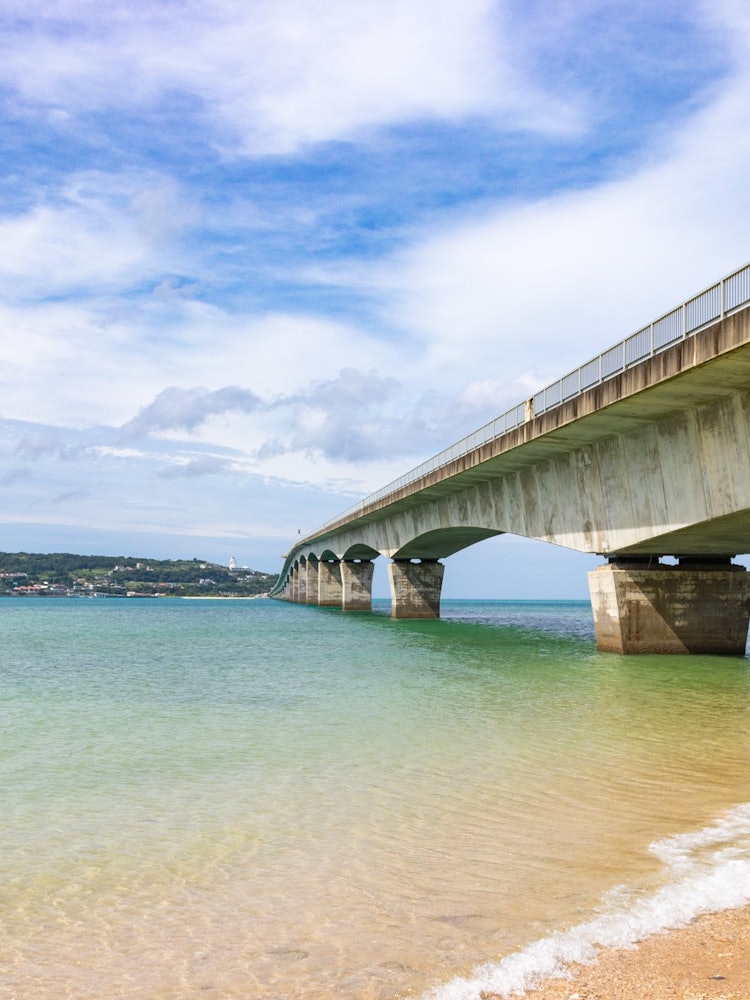 [画像1]沖縄の古宇利大橋。 橋の上を通るドライブも絶景ですが、橋を渡る直前の展望所も見晴らしが素敵です！世界がまた穏やかになったら、ぜひまた訪れたいです。