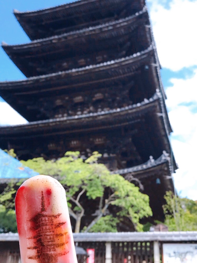[画像1]京都、法観寺の五重塔です。 近くにかわいいアイスクリーム屋さんがあり、中に入るとなんと五重塔が描かれたアイスが❤️記念に一緒に撮影しました📷