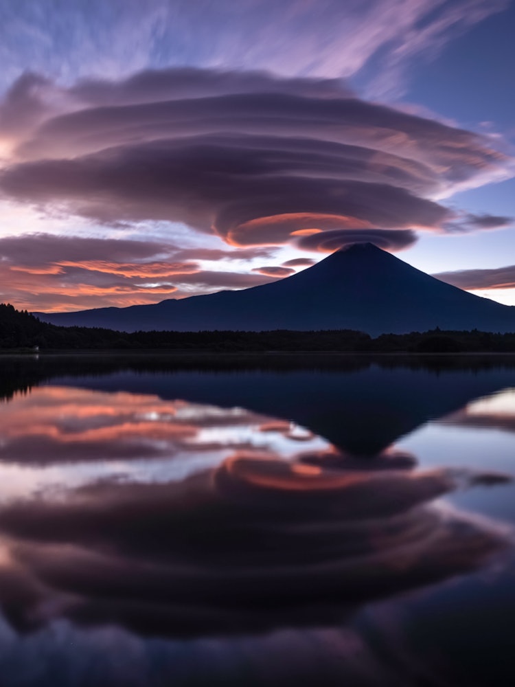 [画像1]田貫湖の夜明けに凄まじい吊るし雲が現れた。