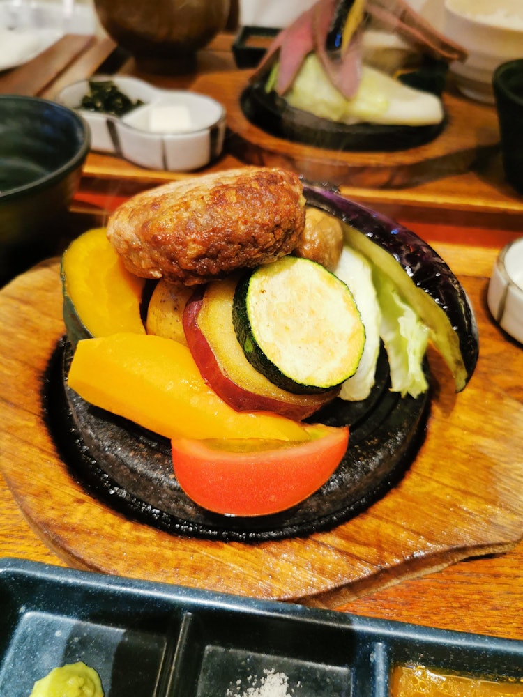 [Image1]Summer vegetables 😋The vegetables and hamburger steak were delicious (๑ ́ڡ'๑)