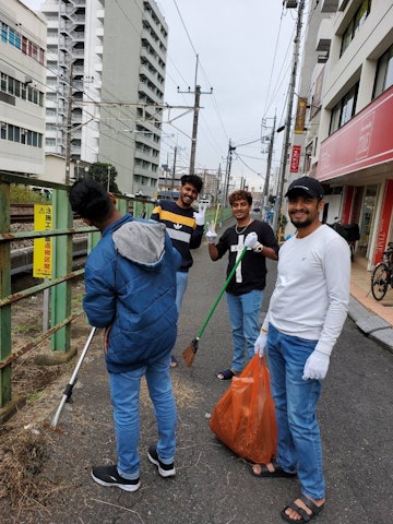[画像1]学校で大掃除を行いました。 男子学生たちが中央線の線路沿いの雑草を抜き、ほうきで掃いてきれいにしてくれました。 道がとてもきれいになり、気持ちがよかったです。 学生たちはよく日本の道はとてもきれいだと