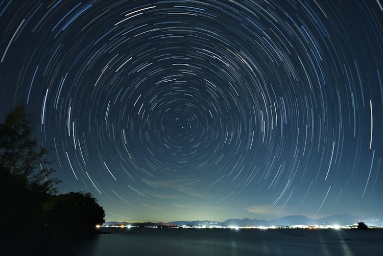 [画像1]和歌山県田辺湾で星の軌跡（光跡）を撮影しました。