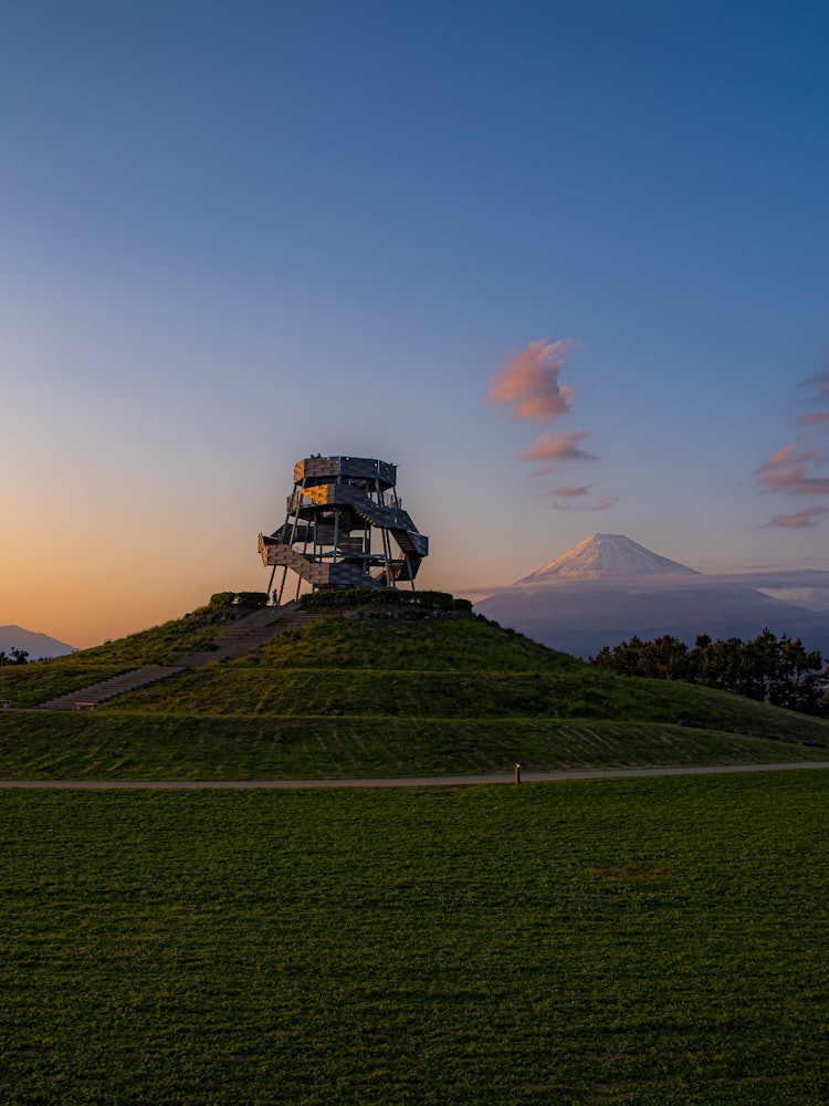 [画像1]ドラゴンタワーと富士山日暮れとスッキリした青空と緑色の草のコラボレーションです。静岡県にて 2022/5/3
