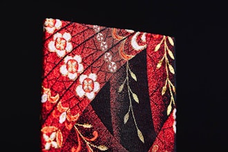 [相片1]【小江】西阵编织是一种高级材料，已被用于贵族和武士等上层阶级的服装，感觉就像一块侘寂，试图尽其所能地表达“日本”的美。侘寂是一个术语，用于描述日本人的审美感受，在不完美和简单中发现美。〜[KOZUE]