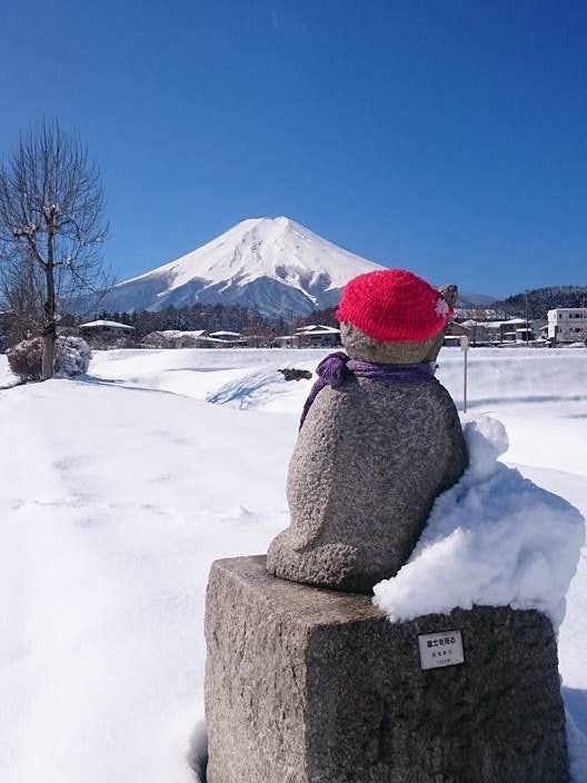 [画像1]富士吉田市にあるホテルベル鐘山に泊まった時に、ホテルの近くの農道から撮った景色です。 雪が降った翌日の晴れた日に一面の雪景色の中に立つお地蔵さま。 この景色が撮りたくて何度も通いました。 赤い帽子をか