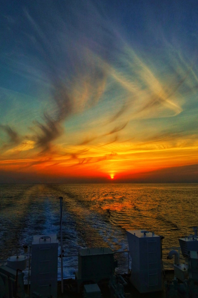 [画像1]五島列島 福江島から長崎港へ戻る時に乗ったフェリーからの眺め 夕焼けがとても綺麗でした。