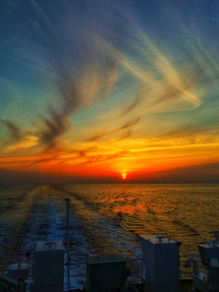 [相片1]五島諸島 從福江島返回長崎港時乘坐的渡輪上的景色 日落非常美麗。