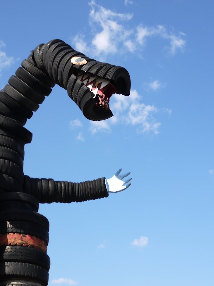 [画像1]東京都大田区にある「タイヤ公園」の名で親しまれている西六郷公園です。 タイヤを埋め込んで仕切られた大小2つの円形広場には、古タイヤを利用した怪獣やロボットなどのモニュメントやたくさんのタイヤ遊具 があ