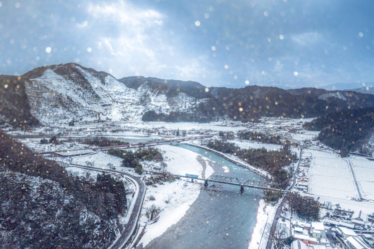 [Image1]Winter view of the Tarumi RailwayA train crosses a bridge in a faint snow.I took an aerial shot with