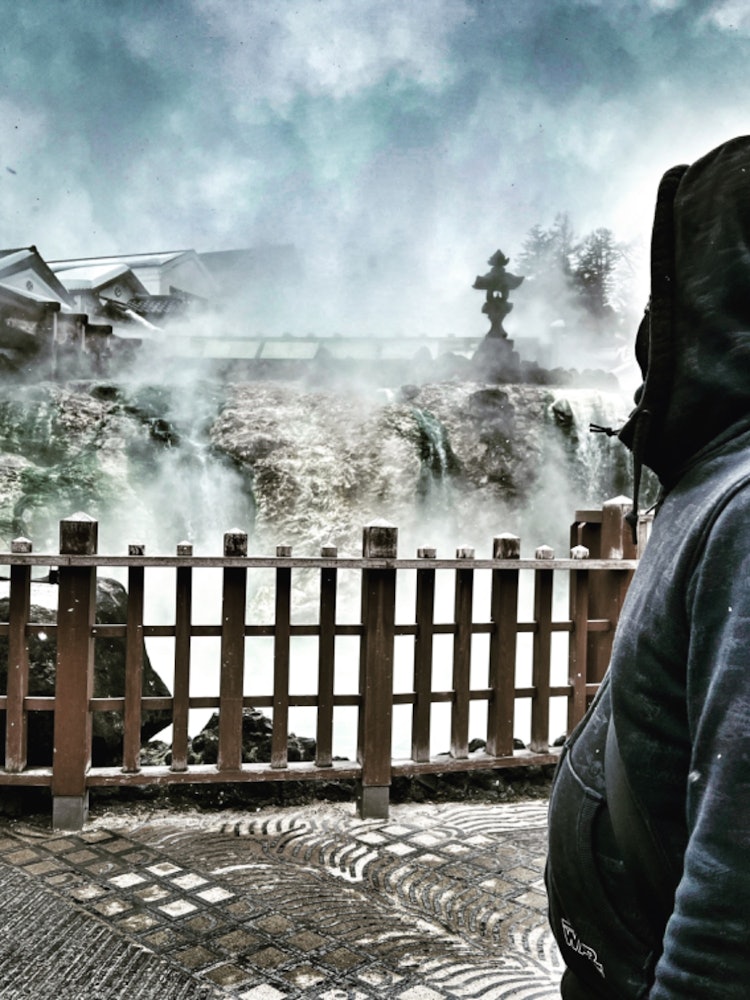 [Image1]I took a picture of my husband with the hot spring field in Kusatsu in the background.Steaming in th
