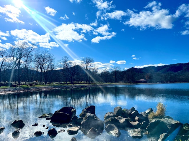 [画像1]みなさんこんにちは、摩周湖観光協会です。ひがし北海道の真ん中に位置する弟子屈町では、紅葉シーズンも終わり、冬の始まりを思わせる、冷たい空気が感じられる様になりました。今回は冬直前の和琴半島をお届けしま