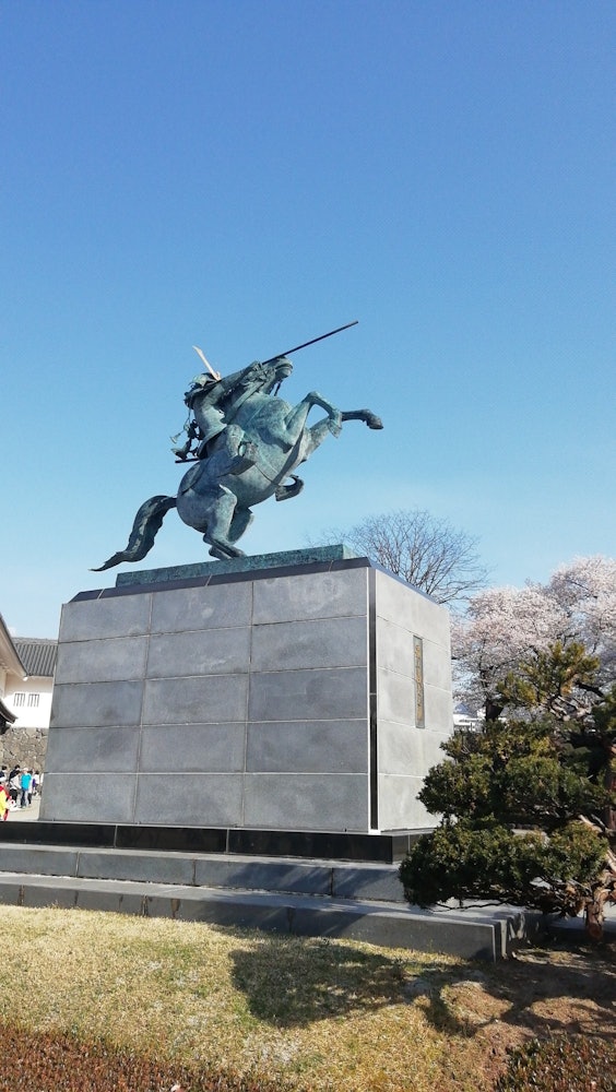 [Image1]It took less than 10 minutes from Yamagata Station. It is Kasumijo Park. There was a bronze statue o