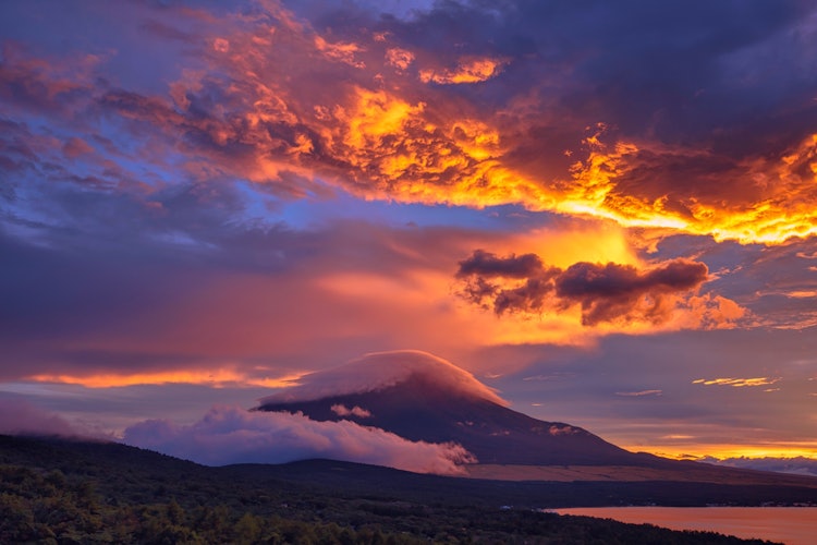 [相片1]黃昏時的富士山拍攝自山梨縣山中湖村