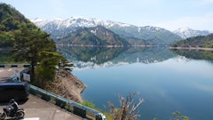 [이미지2]후쿠시마 현의 아이즈 지역 골든 위크 여행. 우연히 지나간 휴게소는 타고쿠라 댐과 타고쿠라 호수였습니다. 댐과 호수가 펼쳐져 있고, 호수 표면에 반사 된 눈과 섞인 산은 매우 아름