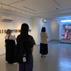 [Image2]A 5-minute walk from the school, Gallery Ichōnoki is holding a solo exhibition by the popular social