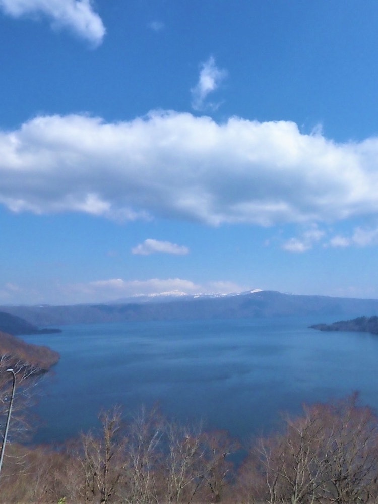 [이미지1]아오모리, 아키타호 도와다코, 핫코다 산맥 아키타현 쪽의 하기토게 전망대에서 아오모리현의 도와다 호수와 핫코다 산맥의 전경입니다. 여기저기서 벚꽃이 만발하거나 꽃잎이 흩어져 있지만
