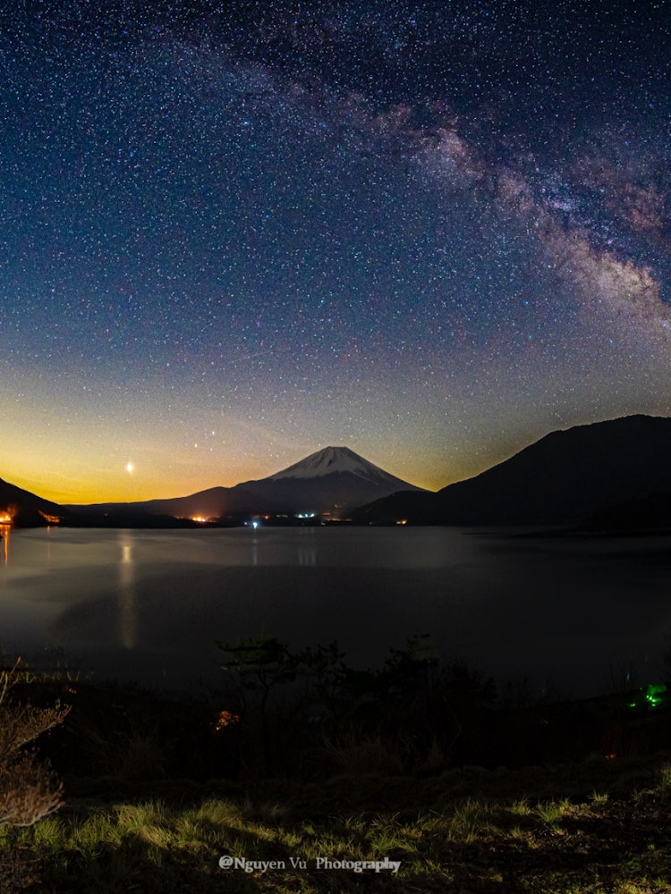 [画像1]日本の自然富士山と天の川銀河ホテルに寝坊、朝4時に到着、夜明け前にスッキリとした空、目視にも見られる天の川と富士山、素敵な夜中に出会えました。山梨件 本栖湖にて
