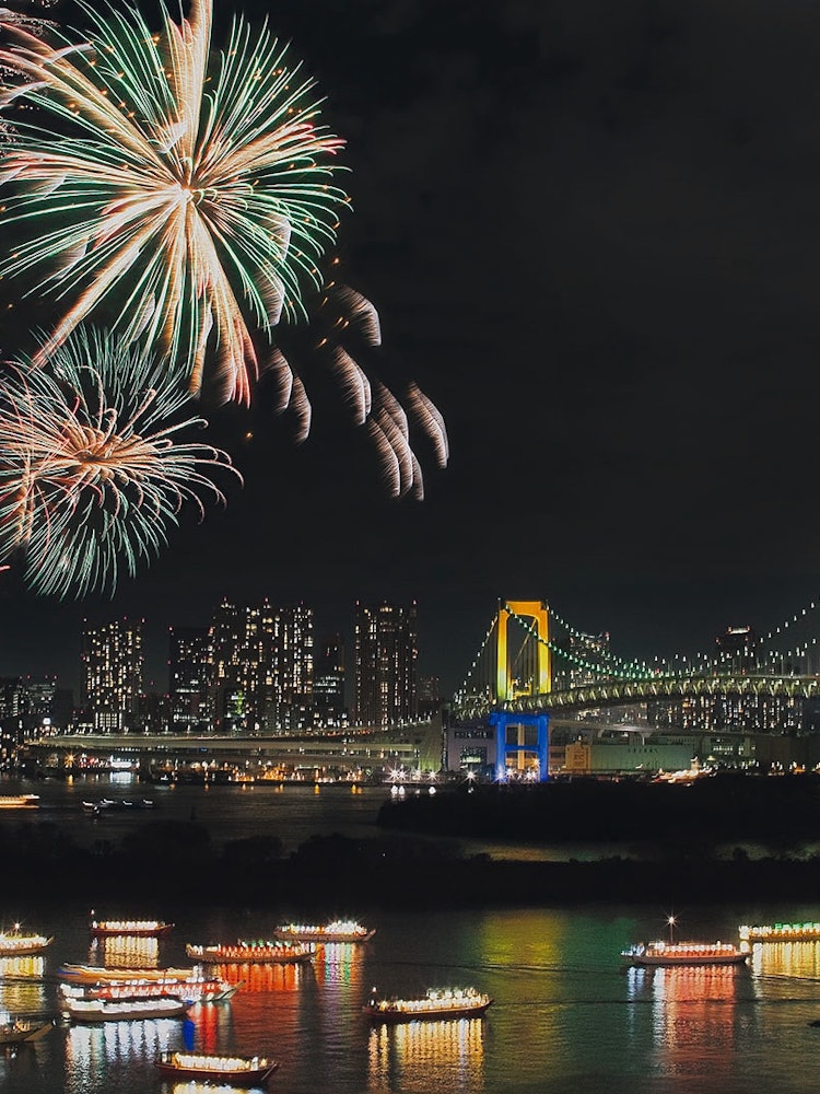 [Image1]Odaiba fireworks festival. The Rainbow Bridge, houseboats, and fireworks harmonized to color the mid
