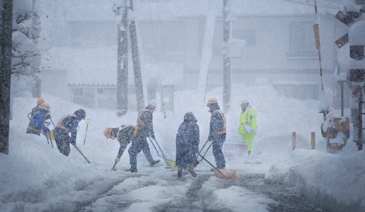 [Image1]Railway workers clearing snow near Etchu Yatsuo Station. Toyama January 2021