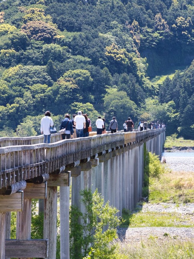 [Image1]Horai Bridge is the longest wooden pedestrian bridge in the world.It is a wooden bridge over the Oi 