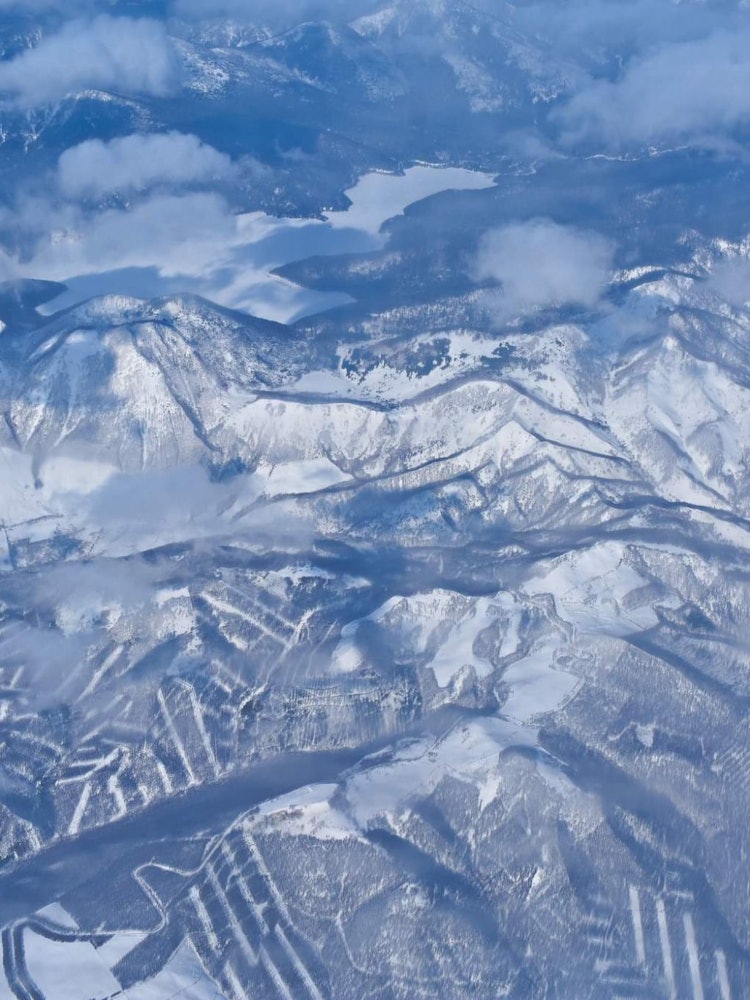 [相片1]從空中飛行的網走白雪皚皚的景觀。北海道的網走市是一個冬季仙境。高山、湖泊，一切都明白了雪。甚至一個人可以在湖中央行走，因為湖變成了結冰的湖。這真的是一個最好的冬季目的地。
