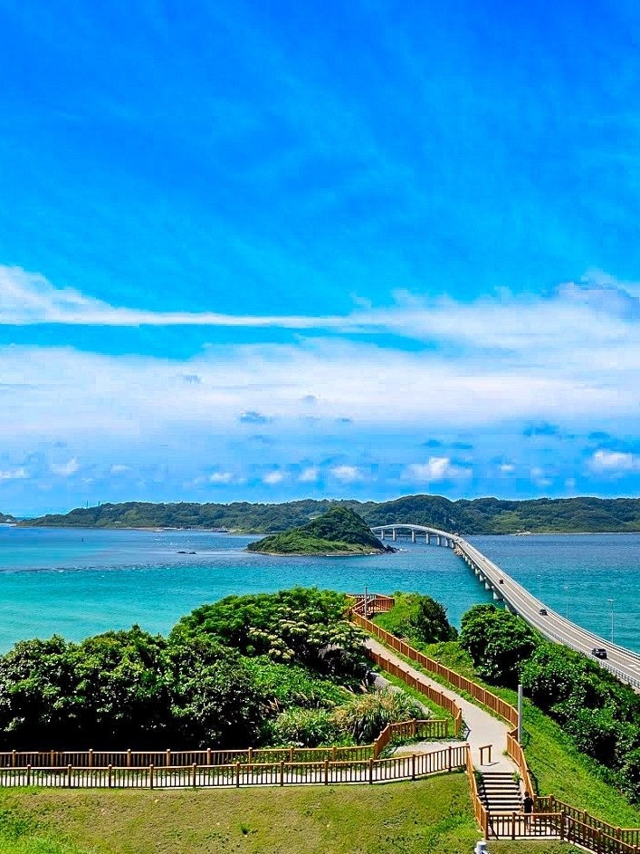[Image1]Tsunoshima Bridge, Yamaguchi The sea is so emerald green that I was surprised! !!A place with a stro