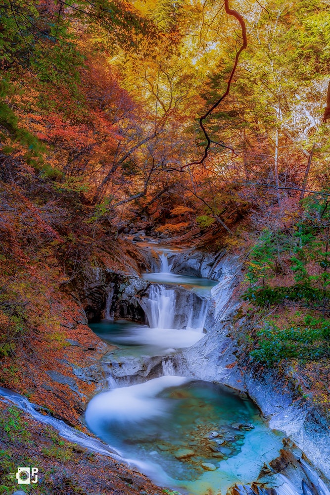 [Image1]I climbed the mountain and crossed the mountain and met the autumn waterfall in nature very beautifu