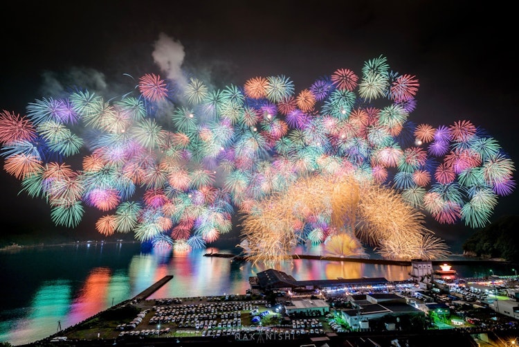 [Image1]Mie Prefecture, Kihoku Lantern Festival fireworks.Flowers bloom and spread throughout the night sky.