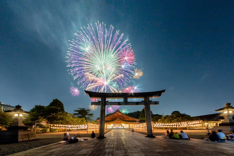 [画像1]富山県護国神社のバックに花火と万灯のコラボです。