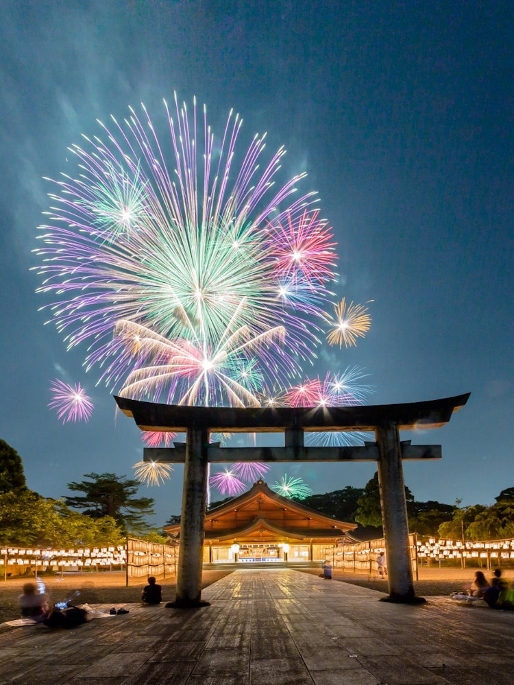 [Image1]It is a collaboration of fireworks and all lanterns in the back of Gokoku Shrine in Toyama Prefectur