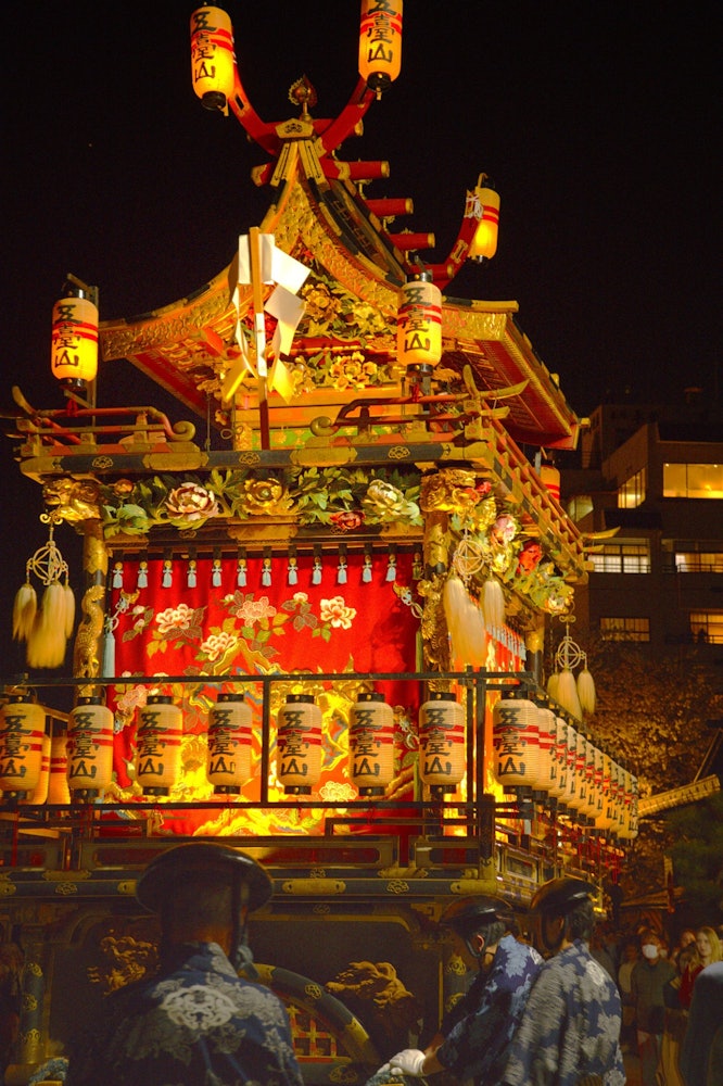 [이미지1]봄 다카야마 축제(산노 마츠리)는 구 다카야마 성곽 마을의 남쪽 절반의 신인 히에 신사의 연례 축제로 매년 4월 14일과 15일에 열립니다. 축제의 미나모토는 히다의 영주 가나모리