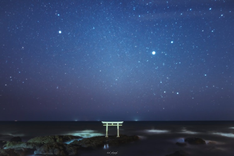[Image1]Torii gates in Ibaraki Prefecture and a starry sky.