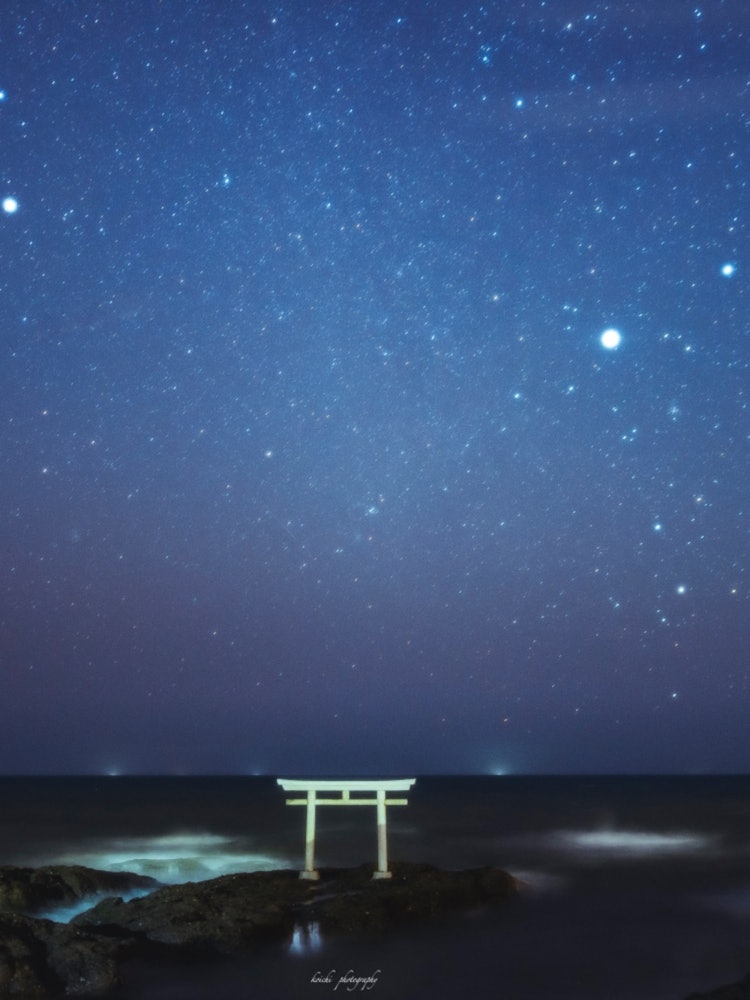 [Image1]Torii gates in Ibaraki Prefecture and a starry sky.