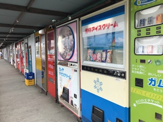 [画像2]神奈川県 ラットサンライズ 中古タイヤ市場。レトロな自動販売機がずら～っと並んでる。ハンバーガーの自動販売機など、今は見かけないレアな販売機が面白い。