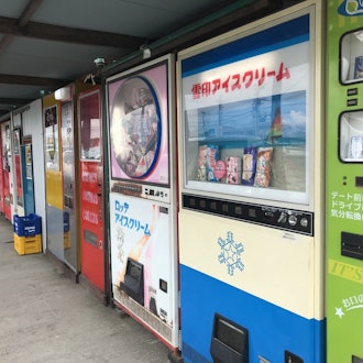 [画像2]神奈川県 ラットサンライズ 中古タイヤ市場。レトロな自動販売機がずら～っと並んでる。ハンバーガーの自動販売機など、今は見かけないレアな販売機が面白い。