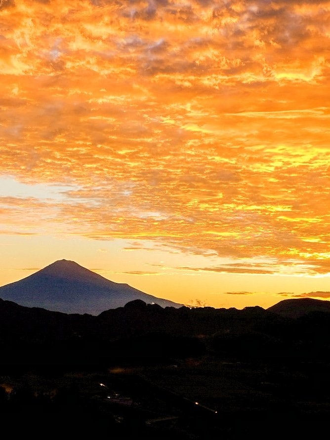 [画像1]台風一過の朝 日の出の時間 富士山上空は シャンパンゴールド色に染まりました